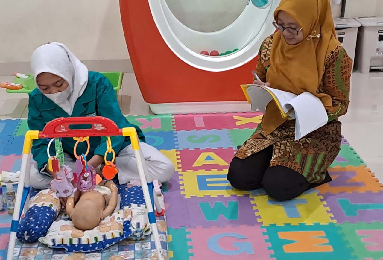 Asesi sedang menunjukkan proses pekerjaan pada Skema Spa Bayi. Foto/Humas Unusa