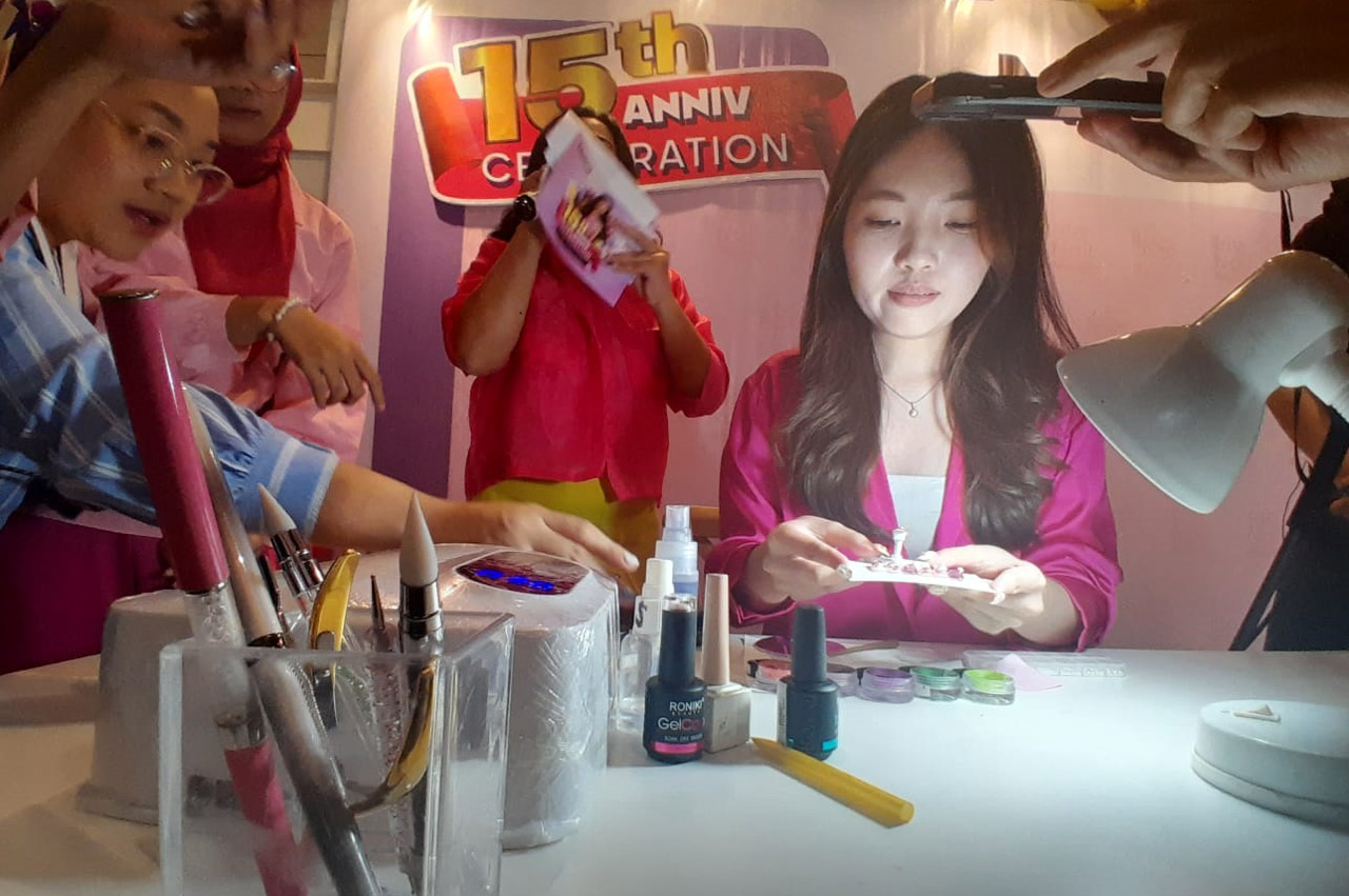 Perayaan anniversary yang berlangsung menampilkan dengan berbagai demo kecantikan, termasuk demo Nail Art oleh Menail Academy. Foto/Alim Perdana