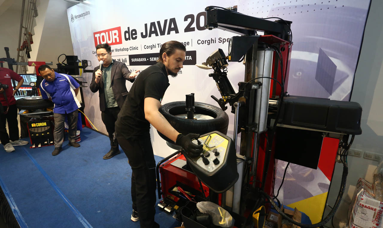 Teknisi mendemonstrasikan kecanggihan mesin ini saat event HPC X Corghi Tour de Java 2024 di Surabaya. Foto/Alim Perdana