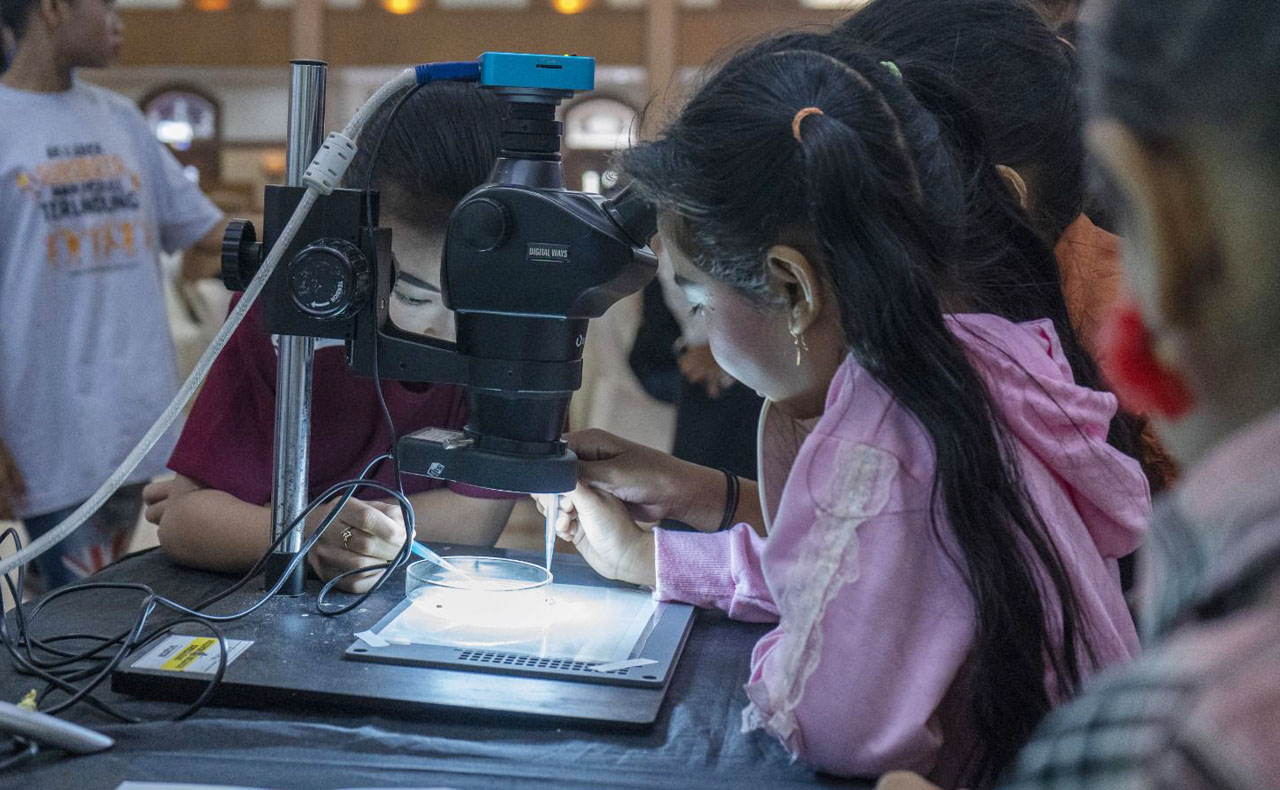 Ecoton Ajak Anak-Anak Kurangi Penggunaan Sachet di Pameran Hari Anak