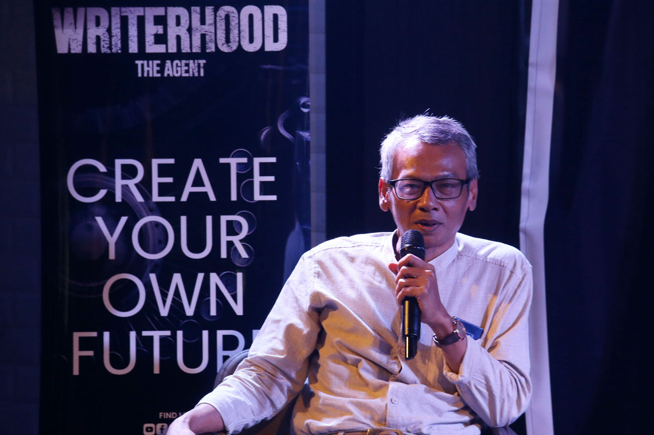 Mochtar W Oetomo, dalam diskusi Menakar Peluang Millenial Memimpin Surabaya yang di inisiasi oleh Writerhood, di Hedon Estate Surabaya, Kamis (18/7/2024). Foto/Alim Perdana