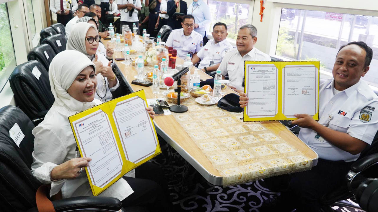 Penandatanganan kerjasama ini dilakukan didalam Kereta Api Istimewa (KAIS) pada perjalanan dari Stasiun Surabaya Gubeng menuju Stasiun Malang. Foto/Dokumentasi KAI
