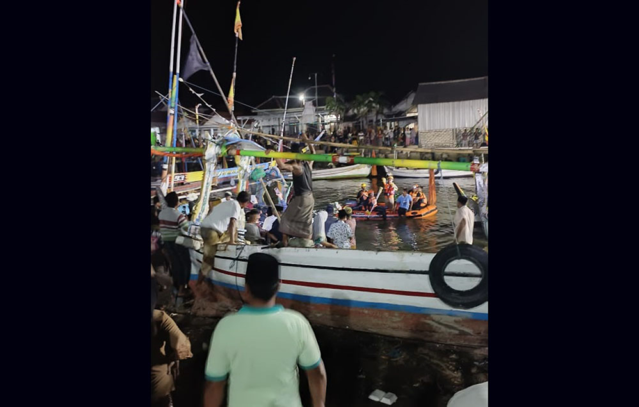 Sekitar pukul 18.20 WIB jenazah dievakuasi menuju Pelabuhan Tamberu. Foto/Basarnas Surabaya