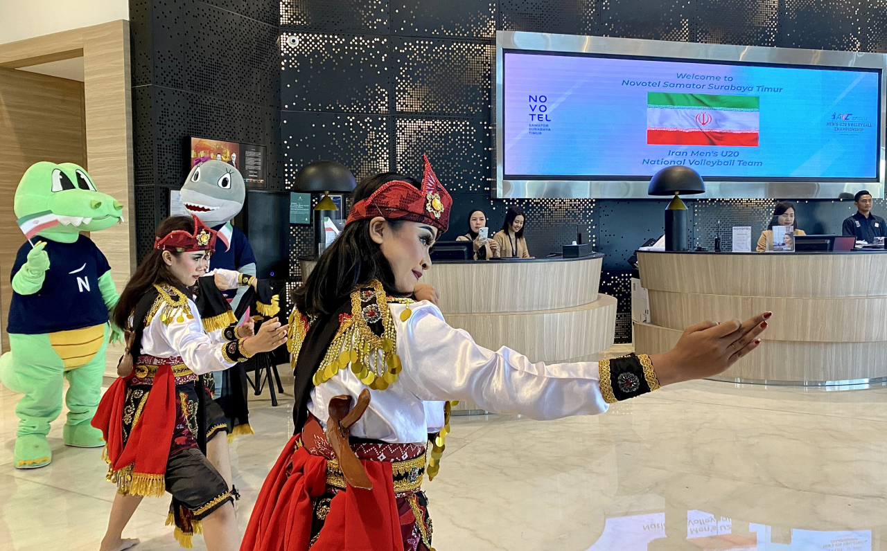 Peserta Asia, AVC (Asian Volleyball Confederation) Men’s U20 Championship 2024 disambut Tari Remo di Novotel Surabaya. Foto/Novotel Hotel Surabaya Timur