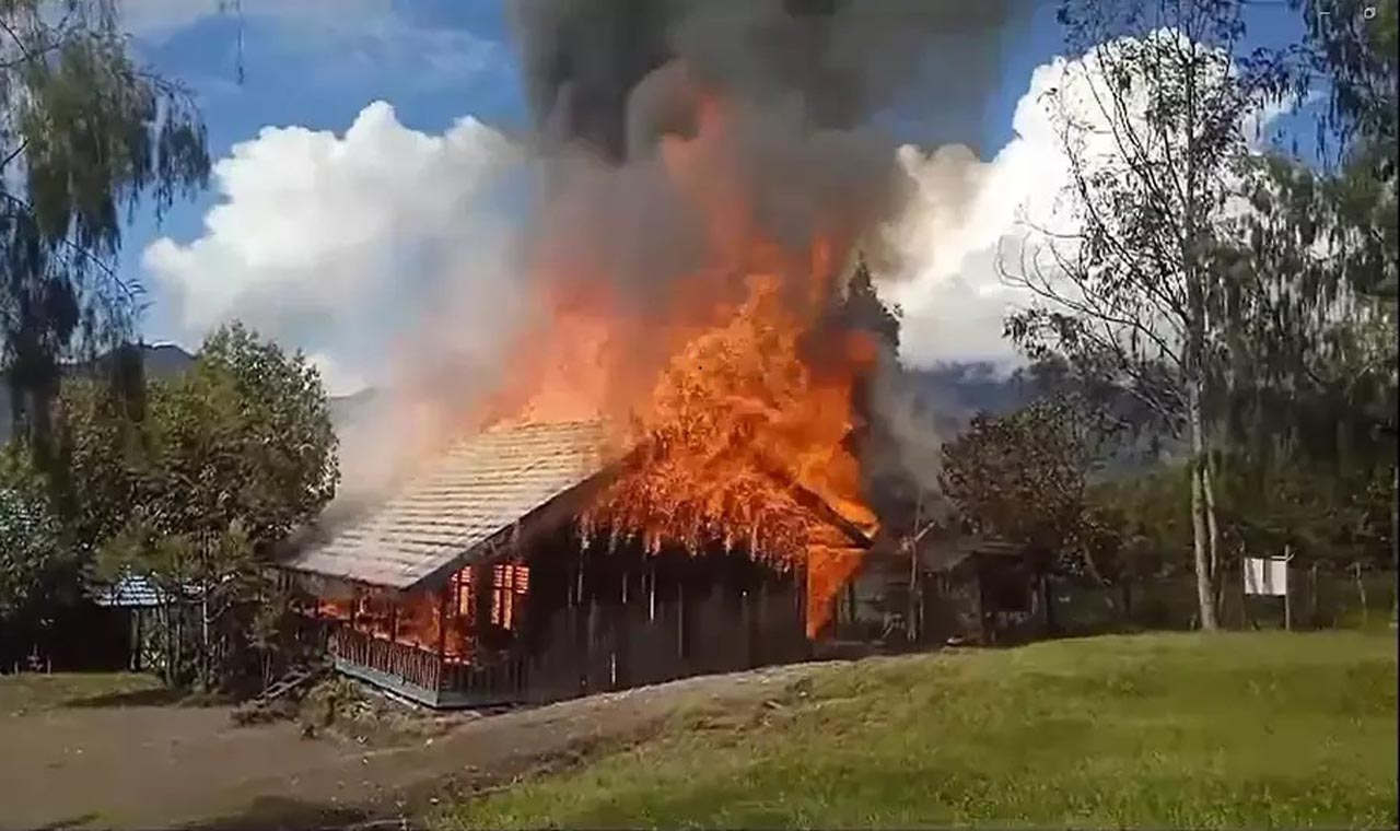 OPM bakar gedung SD, SMP, dan SMK di Kabupaten Pegunungan Bintang, Papua Pegunungan. Foto/Tangkapan Layar