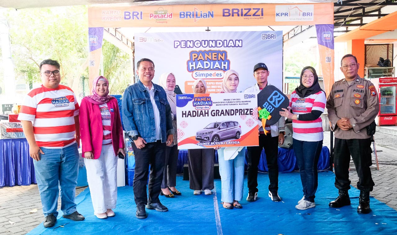 Branch office (BO) BRI Mulyosari dan BO BRI Kapas Krampung meyerahkan hadiah Panen Hadiah Simpedes 2024 di Sentra Wisata Kuliner Dharmawangsa, Sabtu (13/7). Foto/Dokumentasi BRI