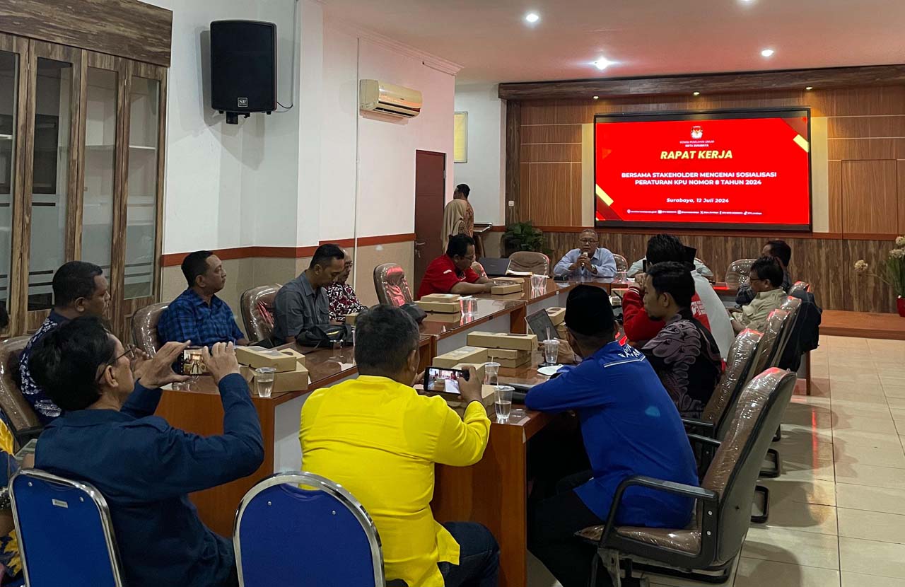 Partai Politik dan instansi pemerintahan mengikuti sosialisasi di kantor KPU Surabaya. Foto/KPU Surabaya