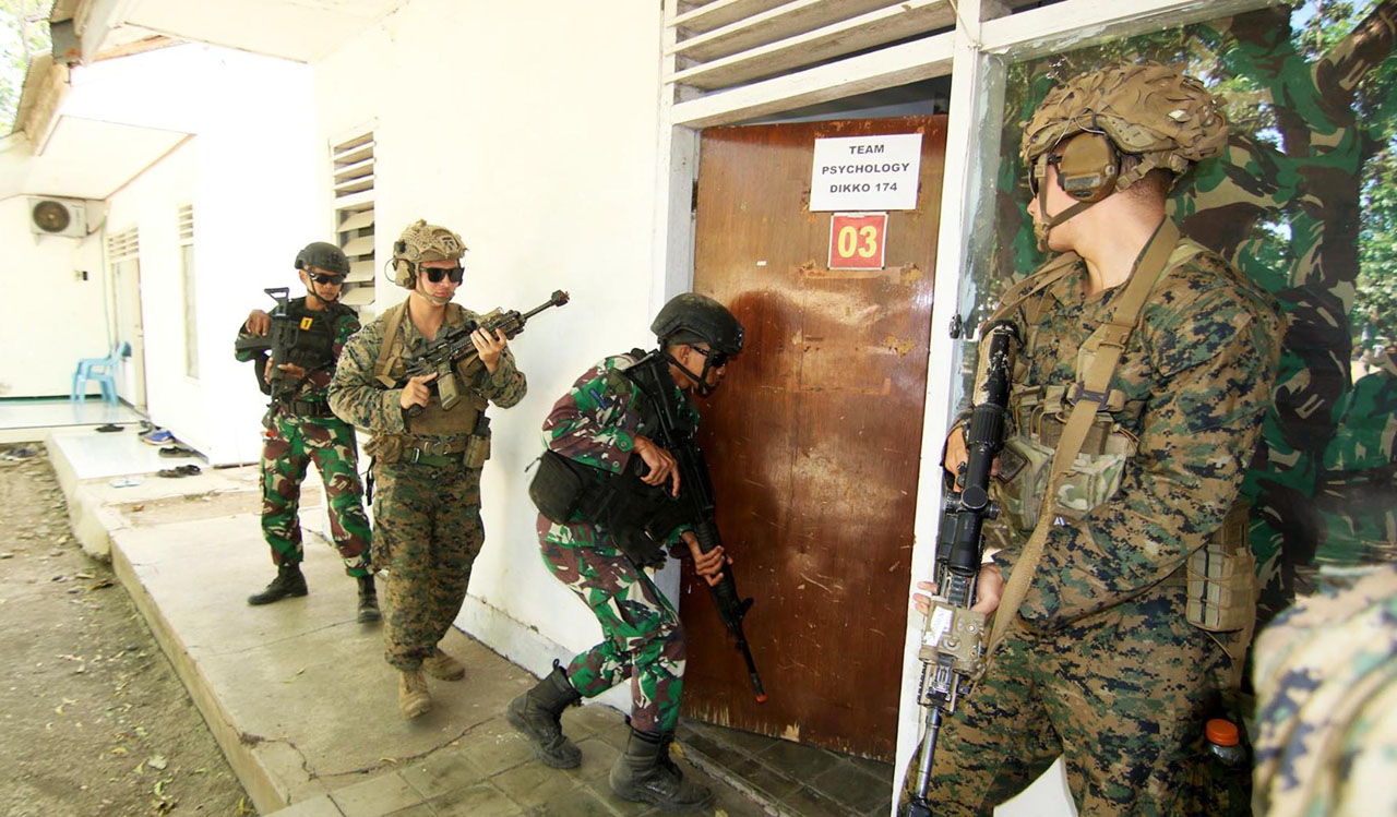 Marinir Indonesia dan Marinir Amerika latihan bersama di Pusat Latihan Pertempuran (PLP) Marinir 5 Baluran, Karangtekok, Situbondo. Foto/Dispen Kormar