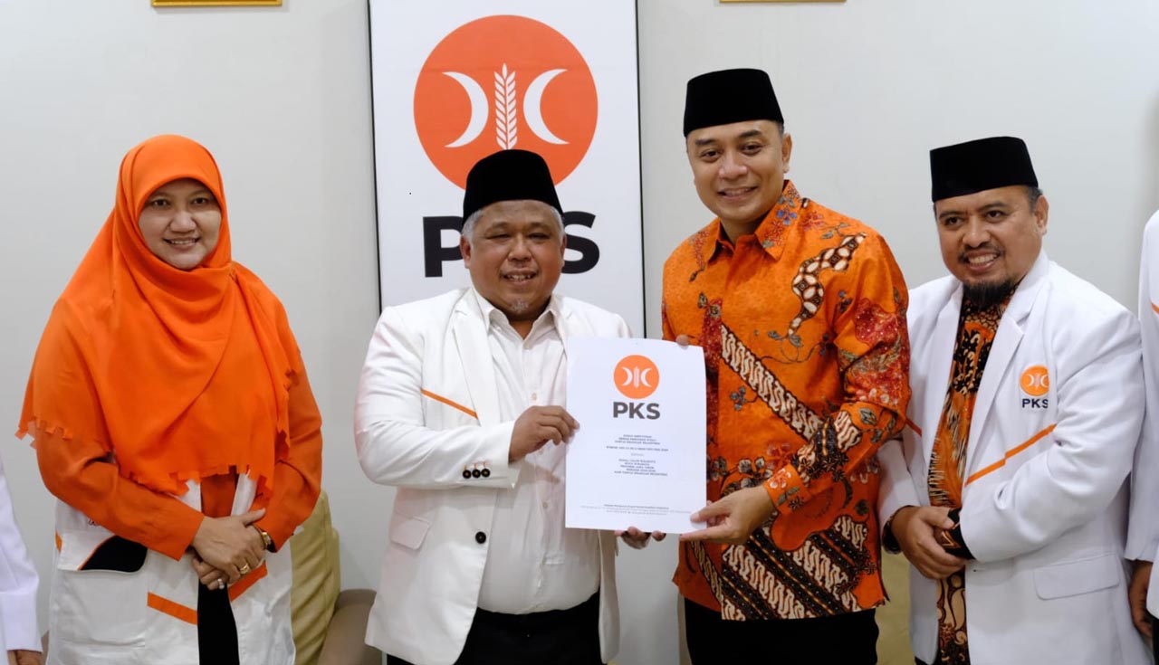 Kang Irwan menyerahkan SK DPP PKS kepada Eri Cahyadi sebagai Calon Wali Kota Surabaya 2025-2030 di kantor DPW PKS Jatim. Foto/Dokumentasi PKS