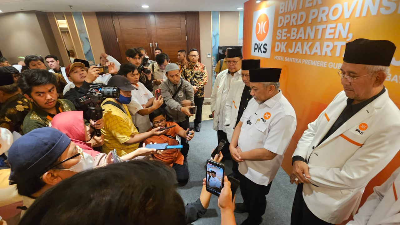 Presiden PKS, Ahmad Syaikhu memberikan keterangan pers usai membuka bimtek fraksi PKS se Jakarta, Jabar-Banten di Hotel Santika, Surabaya. Foto/Dok PKS
