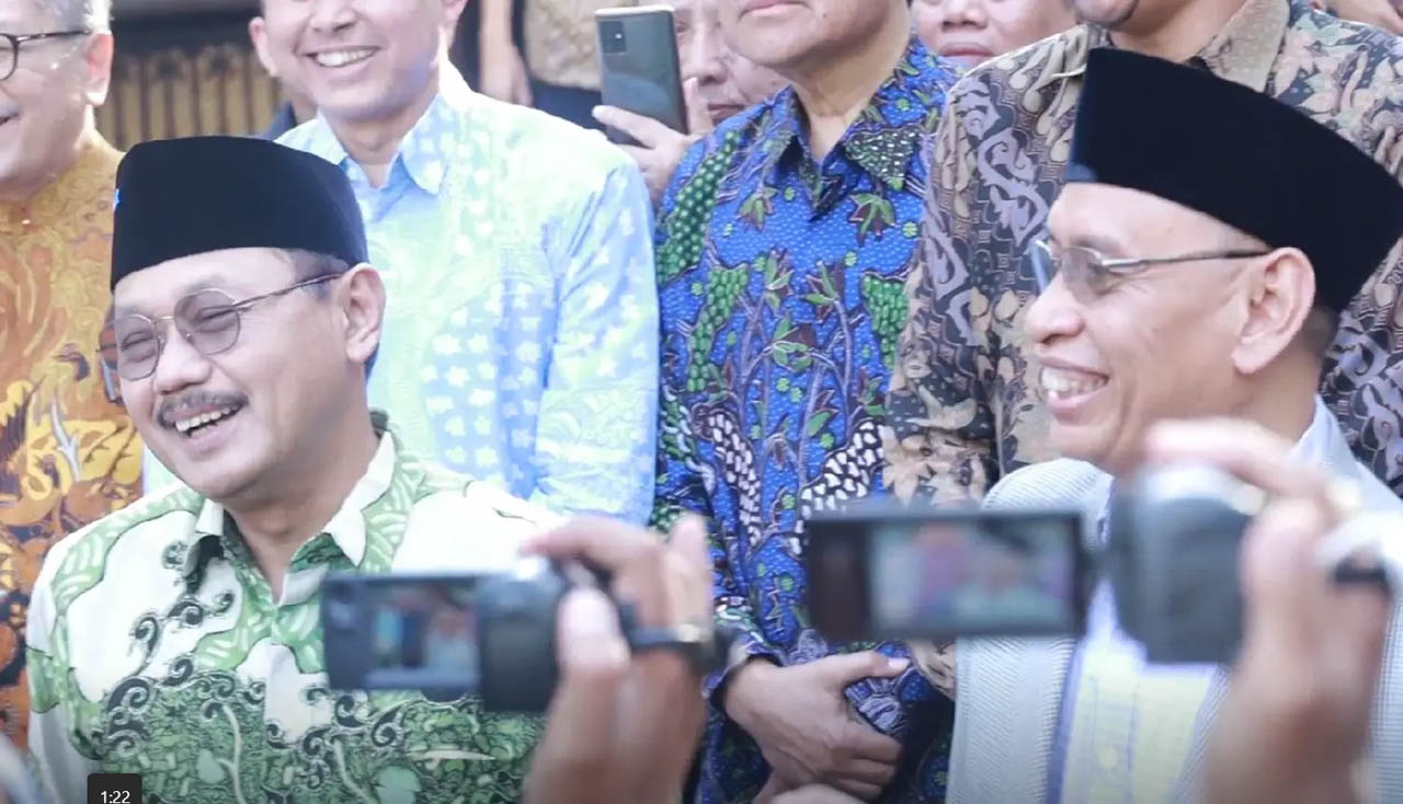 Prof Budi Santoso dan Prof M Nasih memberikan keterangan pers di Unair pada Selasa (09/7/2024). Foto/Humas Unair