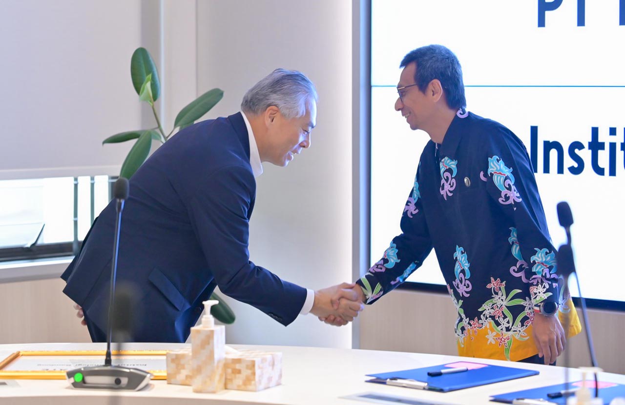 Noriaki Koyama, Group Senior Executive Officer Fast Retailing Group (kiri), dan Prof. Dr. Ir. Jaka Sembiring, M.Eng., Wakil Rektor Bidang Akademik dan Kemahasiswaan ITB (kanan). Foto/UNIQLO