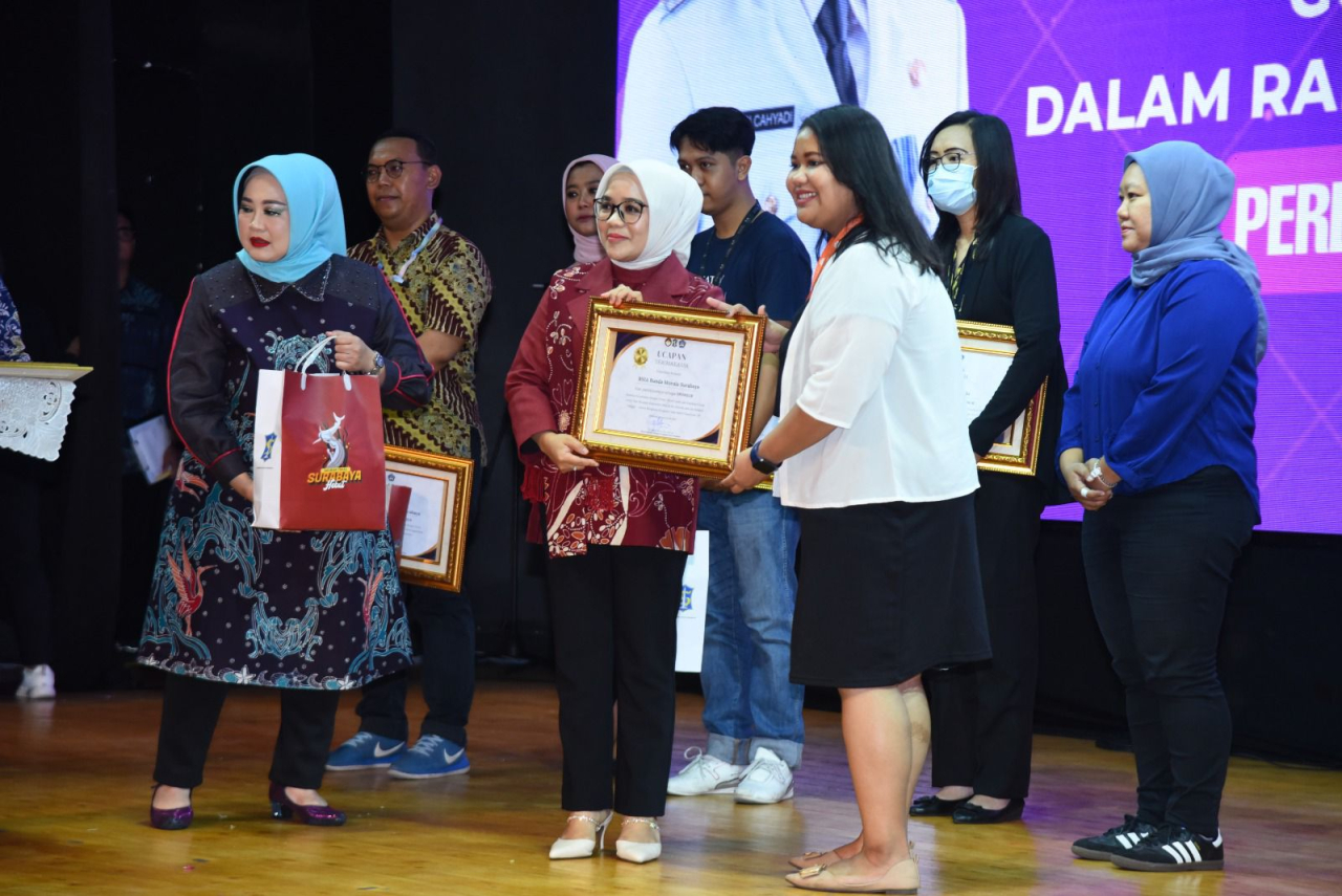 RSIA Bunda Morula Surabaya menerima piagam dari Gabungan Organisasi Wanita dan Dharma Wanita. Foto/RSIA Bunda Morula