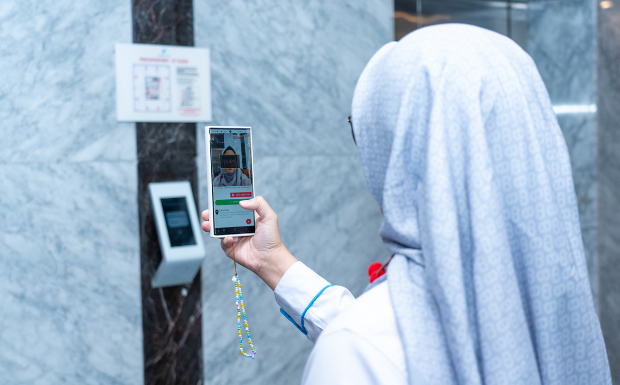 Pegawai TPS yang melakukan absensi mandiri menggunakan PCiCo. Foto/TPS