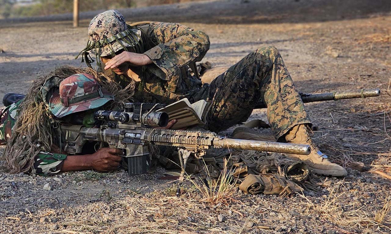 Prajurit Marinir Indonesia dan USMC melaksanakan latihan menembak Sniper. Foto/Dispen Kormar