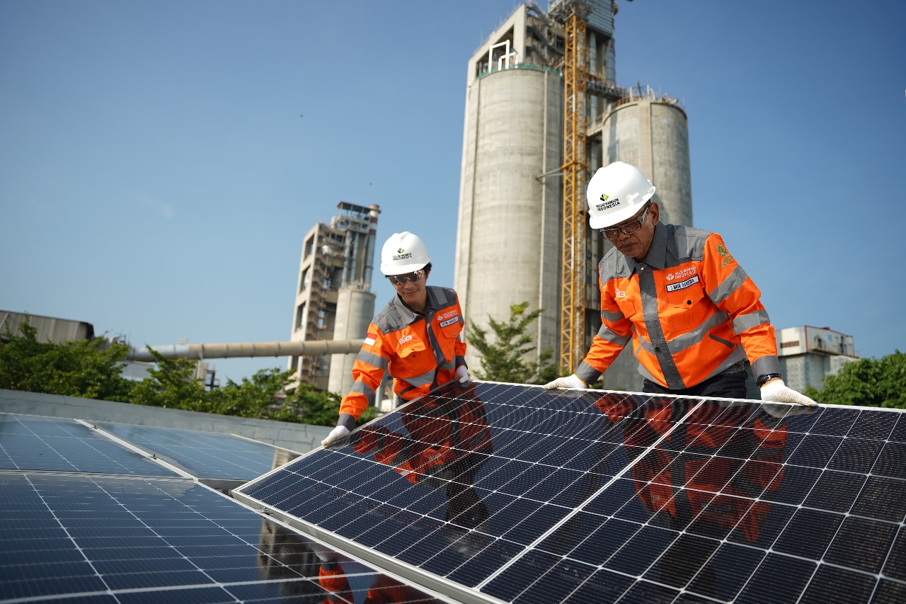 Karyawan PT Solusi Bangun Indonesia Tbk (SBI) melakukan instalasi solar panel di atap gedung utama kantor SBI Pabrik Tuban, Jawa Timur. Foto/SIG