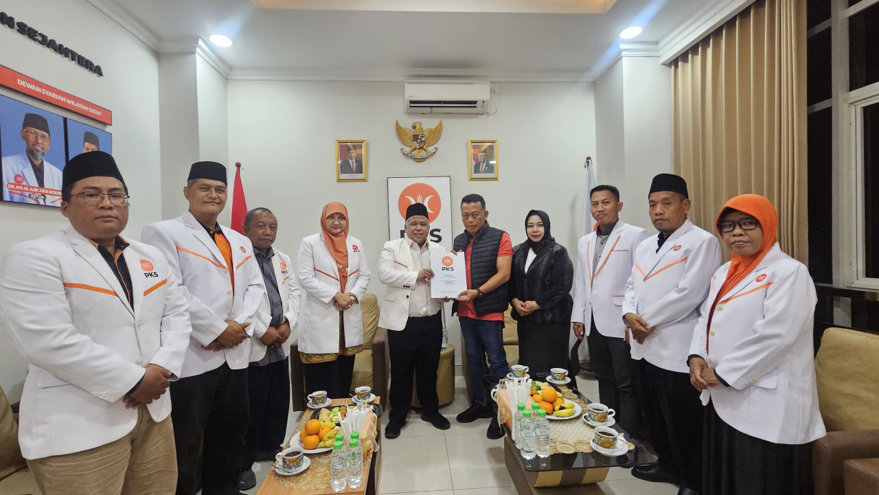 Ketua DPW PKS Jawa Timur Irwan Setiawan menyerahkan SK kepada Sugiri Sancoko. Foto/Dok PKS