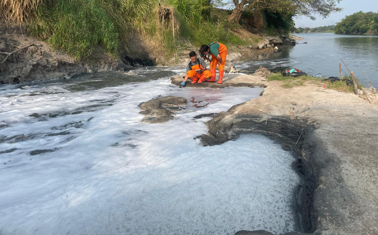 Sumber pencemaran sungai berasal dari limbah industri. Foto/Ecoton