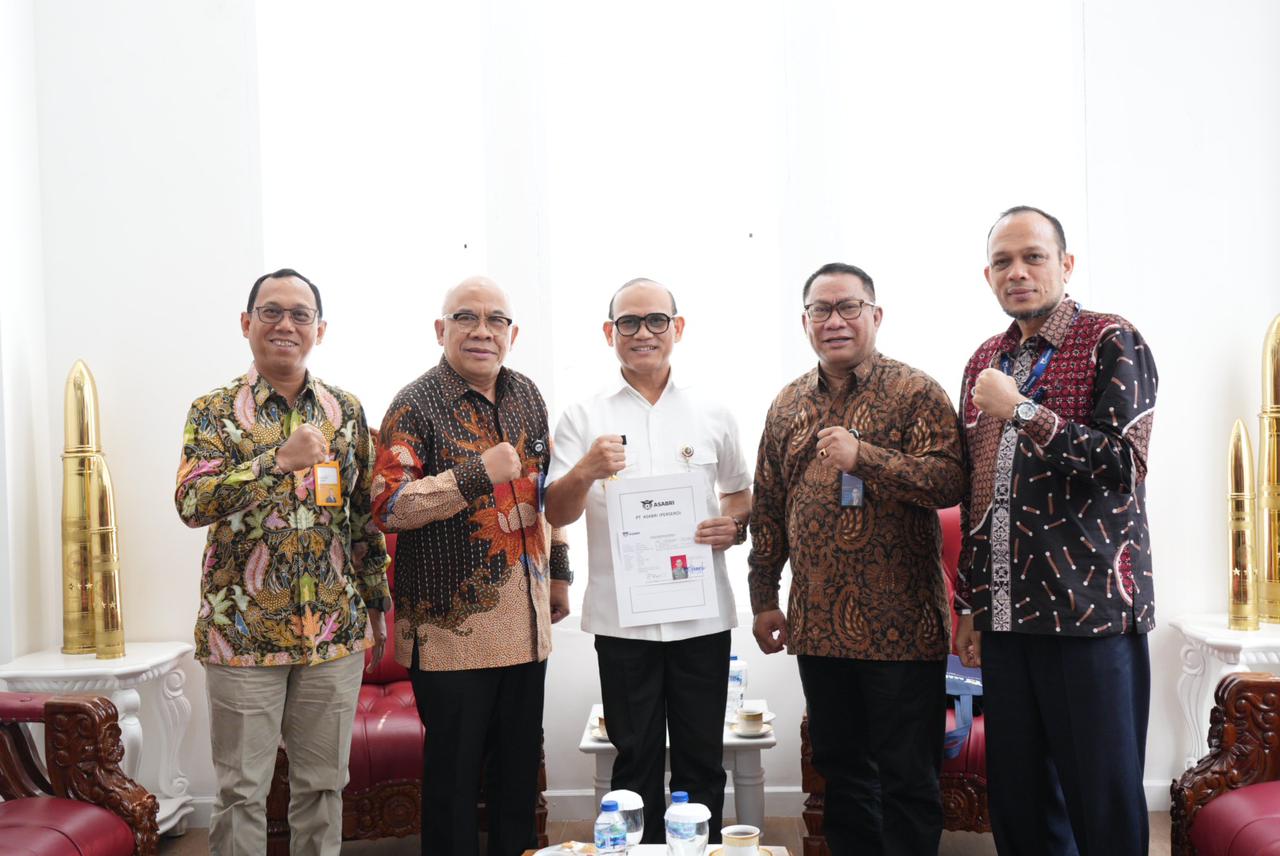 Bank Mandiri Taspen dan ASABRI melangsungkan Penyerahan Pensiunan Pertama dan Tabungan Hari Tua kepada Letjen TNI (Purn.) Dr. Jonni Mahroza, SIP, MA, MSc, PhD yang juga menjabat sebagai Rektor UNHAN (Universitas Pertahanan), Jakarta. Foto/AyoJatim