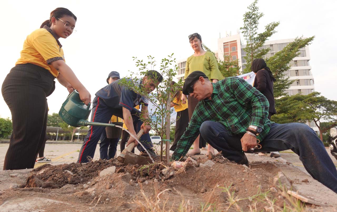 Gerakan penghijauan ini dilakukan oleh mahasiswa D-III Administrasi Perkantoran angkatan 2022. Foto/Humas UKWMS