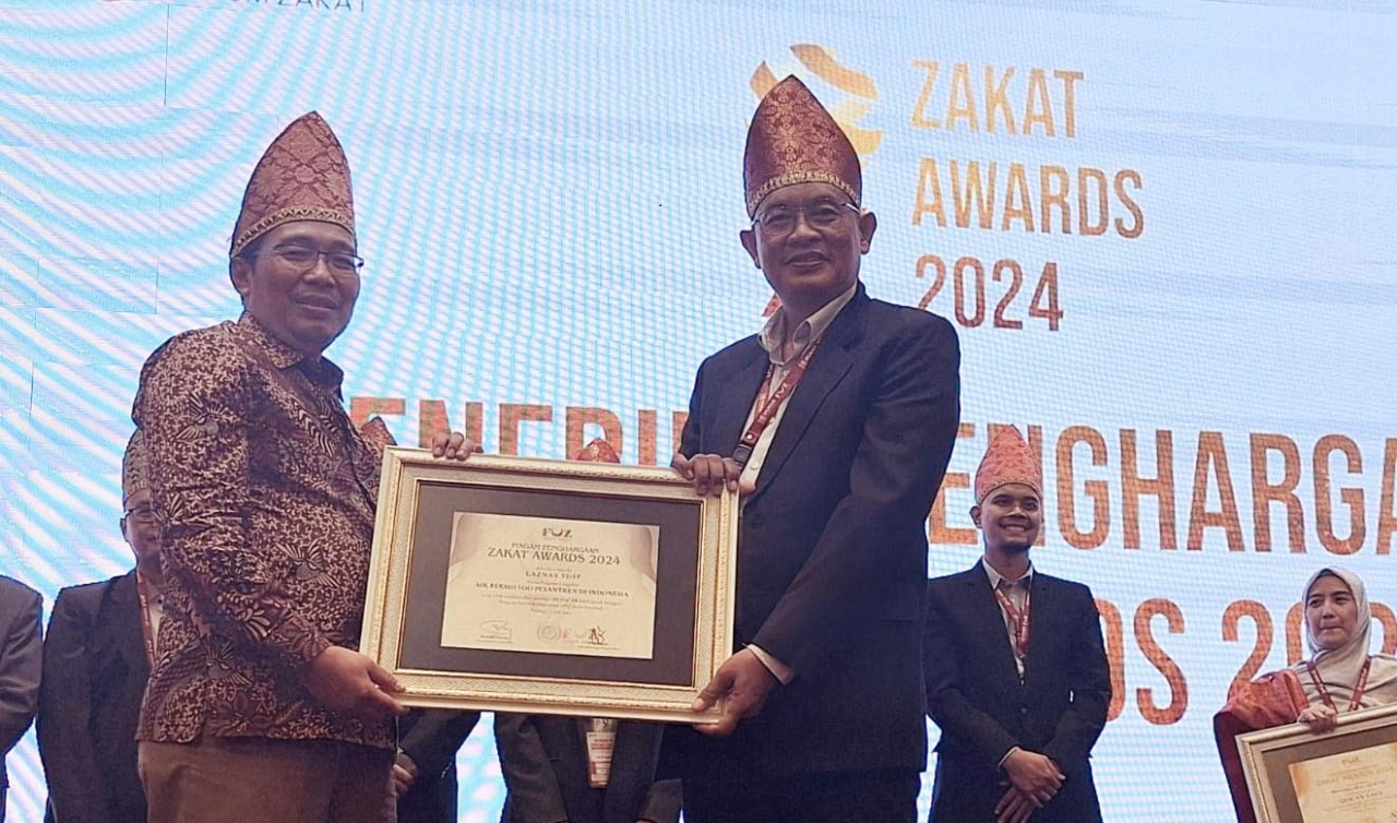 Penghargaan diserahkan langsung oleh Direktur Pemberdayaan Zakat dan Wakaf Kemenag RI Prof Dr Waryono Abdul Ghofur kepada Jauhari Sani, Direktur Utama YDSF di Padang, Sumatera Barat. Foto/YDSF
