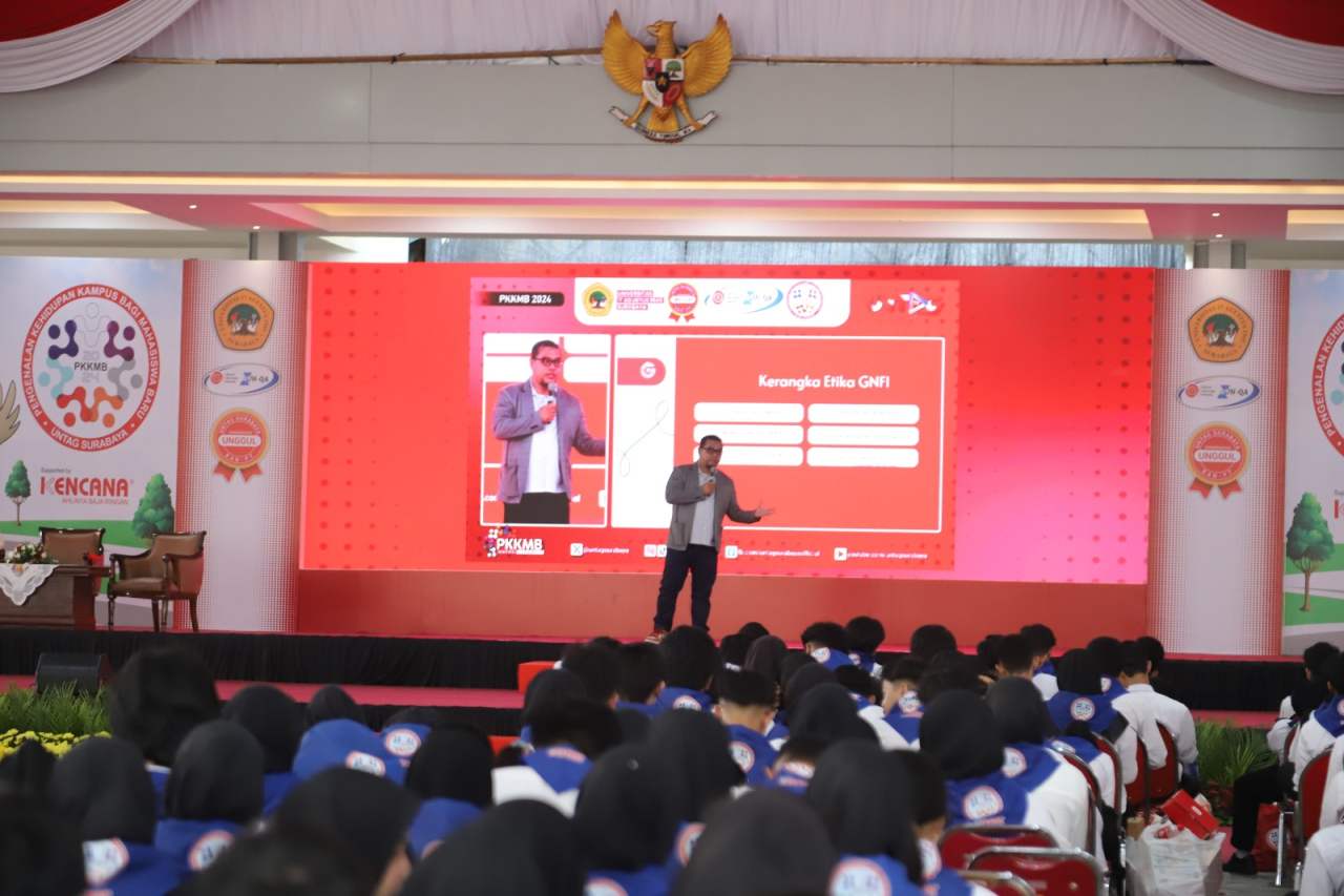 Untag Surabaya mengundang pendiri Good News From Indonesia, Akhyari Hananto, sebagai pembicara utama PKKMB Untag Surabaya. Foto/Humas Untag Surabaya