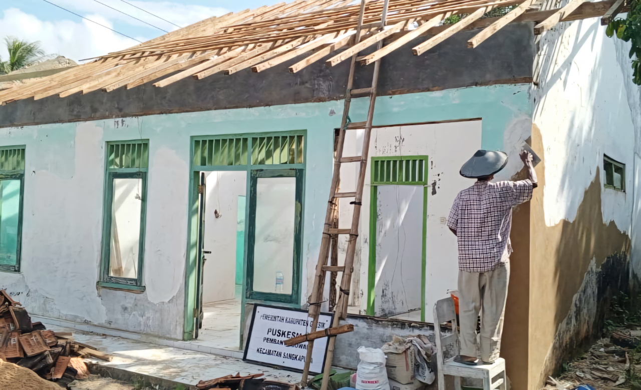 Perbaikan fasilitas umum (fasum) terdampak gempa bumi di Pulau Bawean. Foto/BPBD Jatim