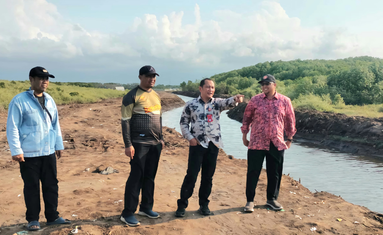 Kalaksa BPBD Jatim Gatot Soebroto meninjau lokasi kegiatan dengan didampingi Kalaksa BPBD Kabupaten Probolinggo, Oemar Sjarief, Jumat (2/8/2024). Foto/BPBD Jatim