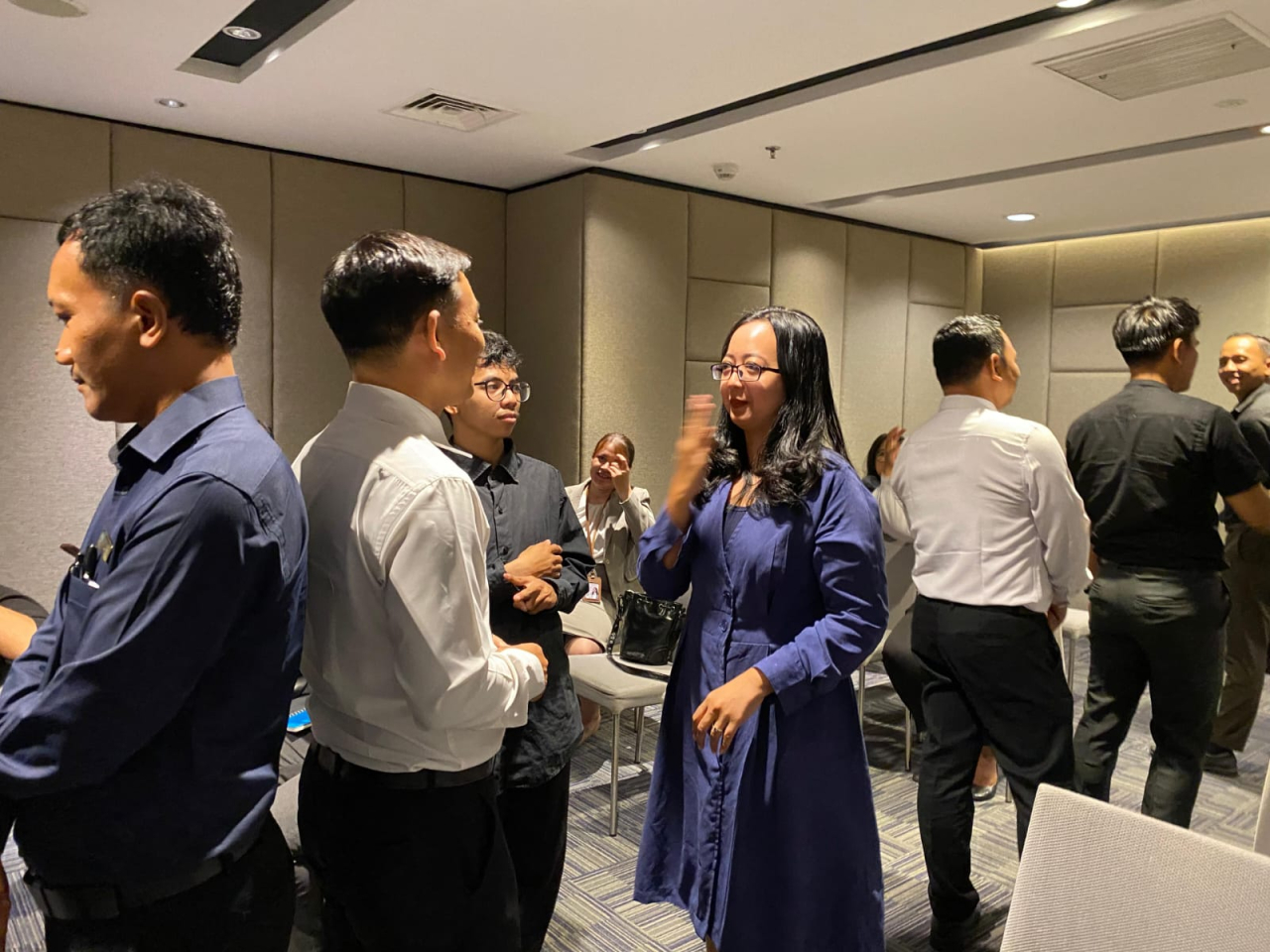 Karyawan dan staf Midtown Hotels Indonesia Belajar bahasa isyarat untuk mengenal Budaya Tuli.  Foto/Ayojatim