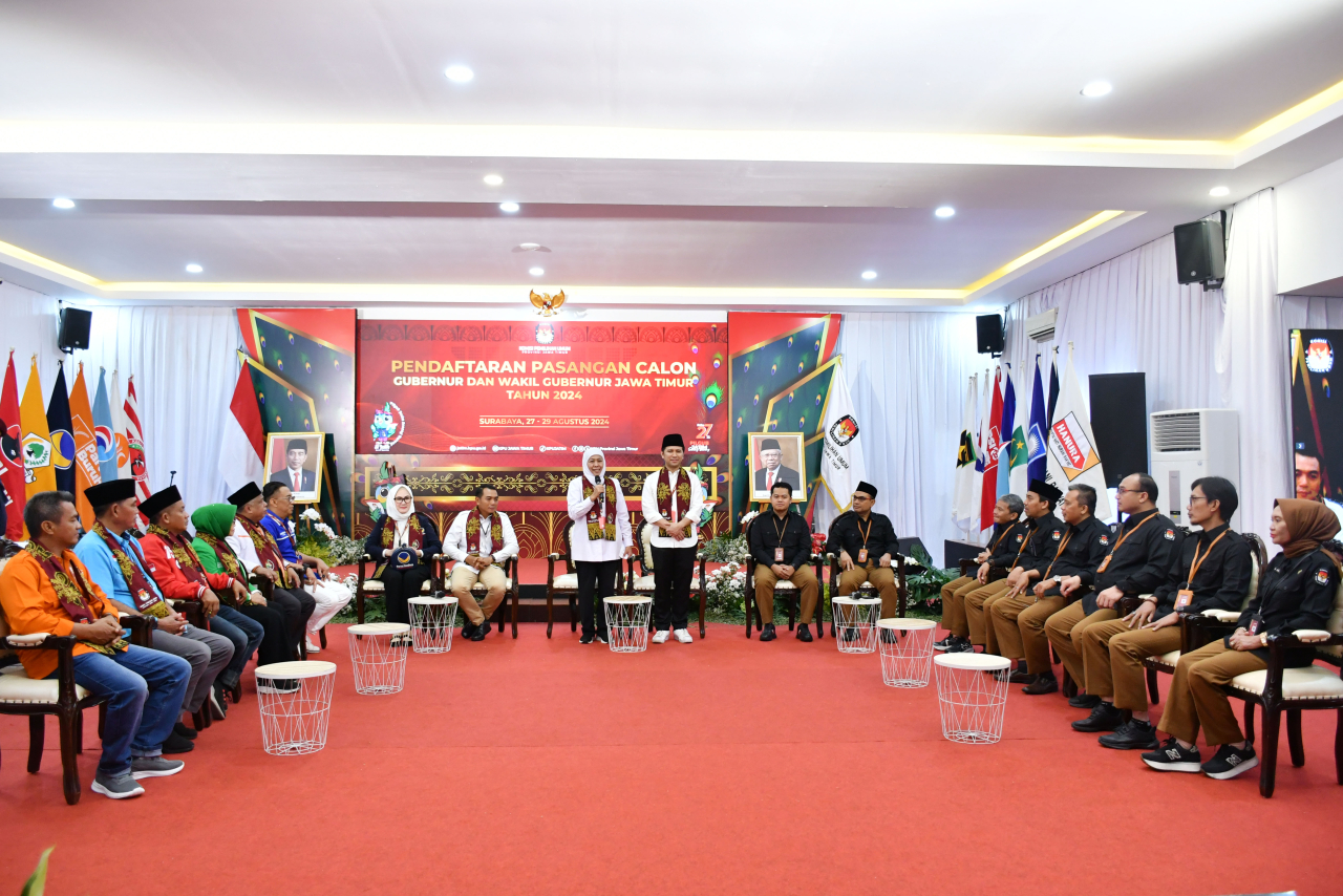 Khofifah-Emil menjadi pasangan bakal calon pertama Pilgub Jatim yang mendaftarkan diri ke KPU Jatim. Foto/KPU Jatim