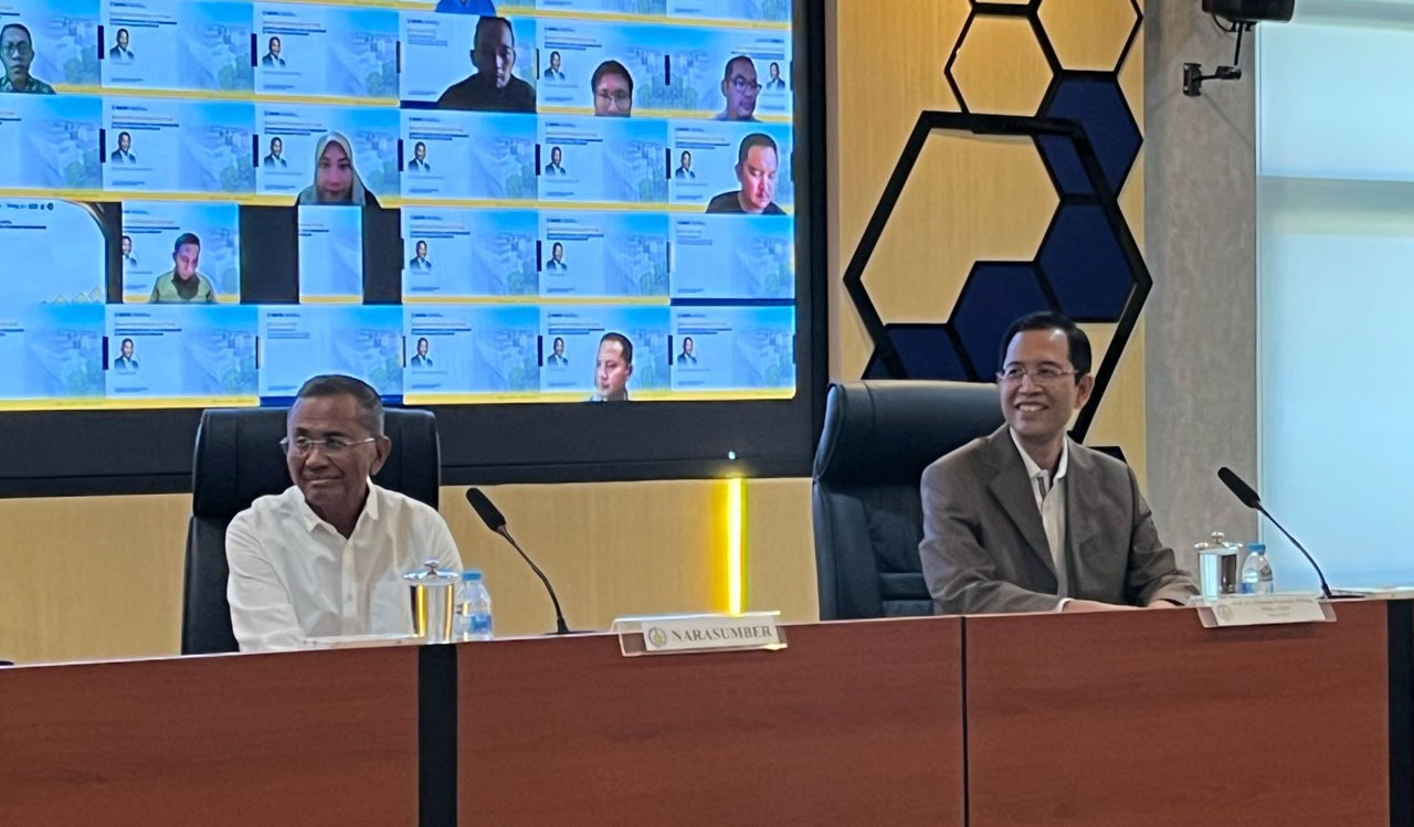 Dahlan Iskan (kiri) bersama Dekan Sekolah Interdisiplin Manajemen dan Teknologi (SIMT) ITS Prof Ir I Nyoman Pujawan MEng PhD CSCP pada kuliah pembuka di kampus SIMT ITS. Foto/Humas ITS