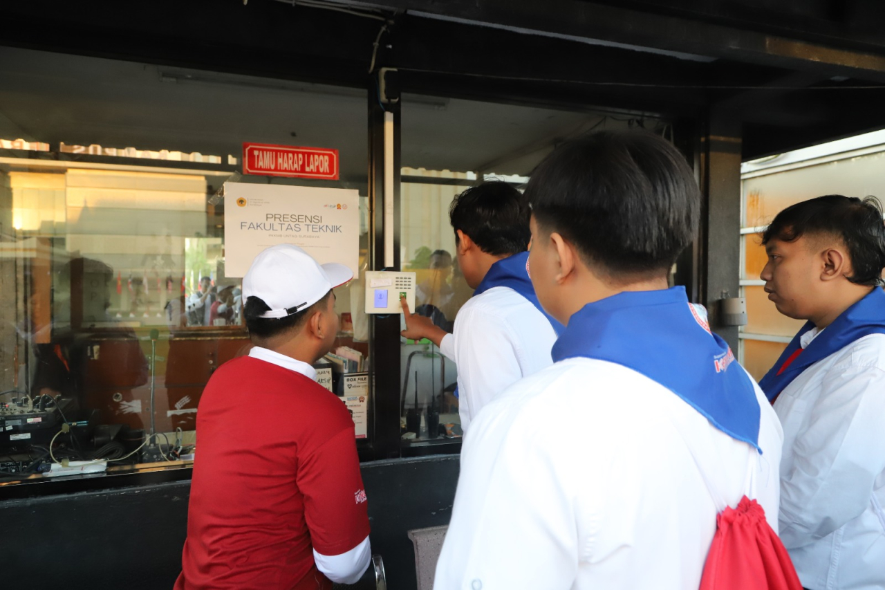 Mahasiswa baru menunjukkan antusiasme mereka dengan melakukan presensi di titik-titik yang telah ditentukan, sesuai dengan fakultas masing-masing. Foto/Humas Untag Surabaya