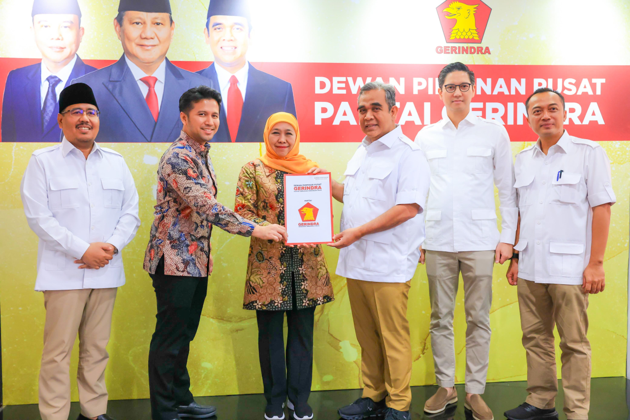 Khofifah Indar Parawansa dan Emil Elestianto Dardak menerima SK model B1 KWK dari Partai Gerindra. Foto/AyoJatim