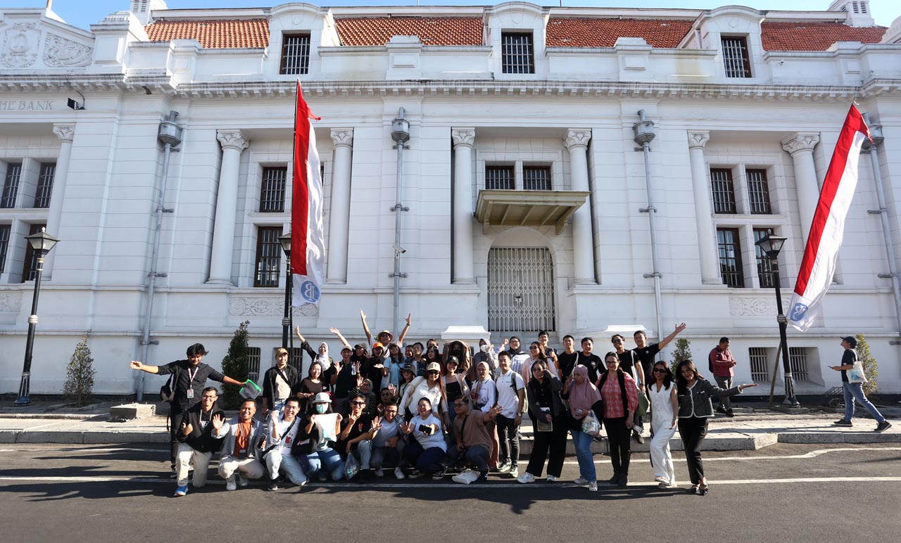 Himpunan Humas Hotel Surabaya foto bersama dengan latar belakang De Javache Bank. Foto/Alim Perdana