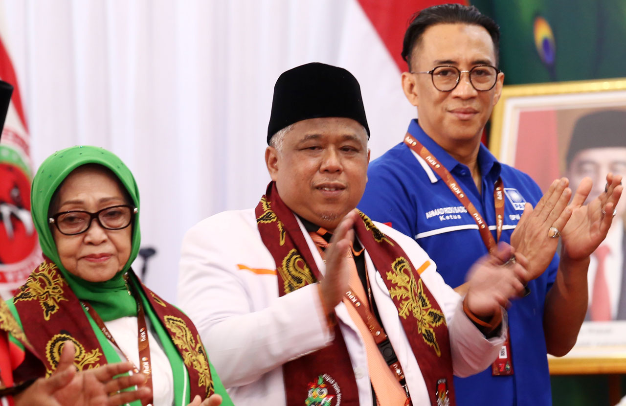 Ketua DPW PKS Jawa Timur Irwan Setiawan (tengah) saat mengantarkan Khofifah-Emil daftar ke KPU Jatim. Foto/Alim Perdana