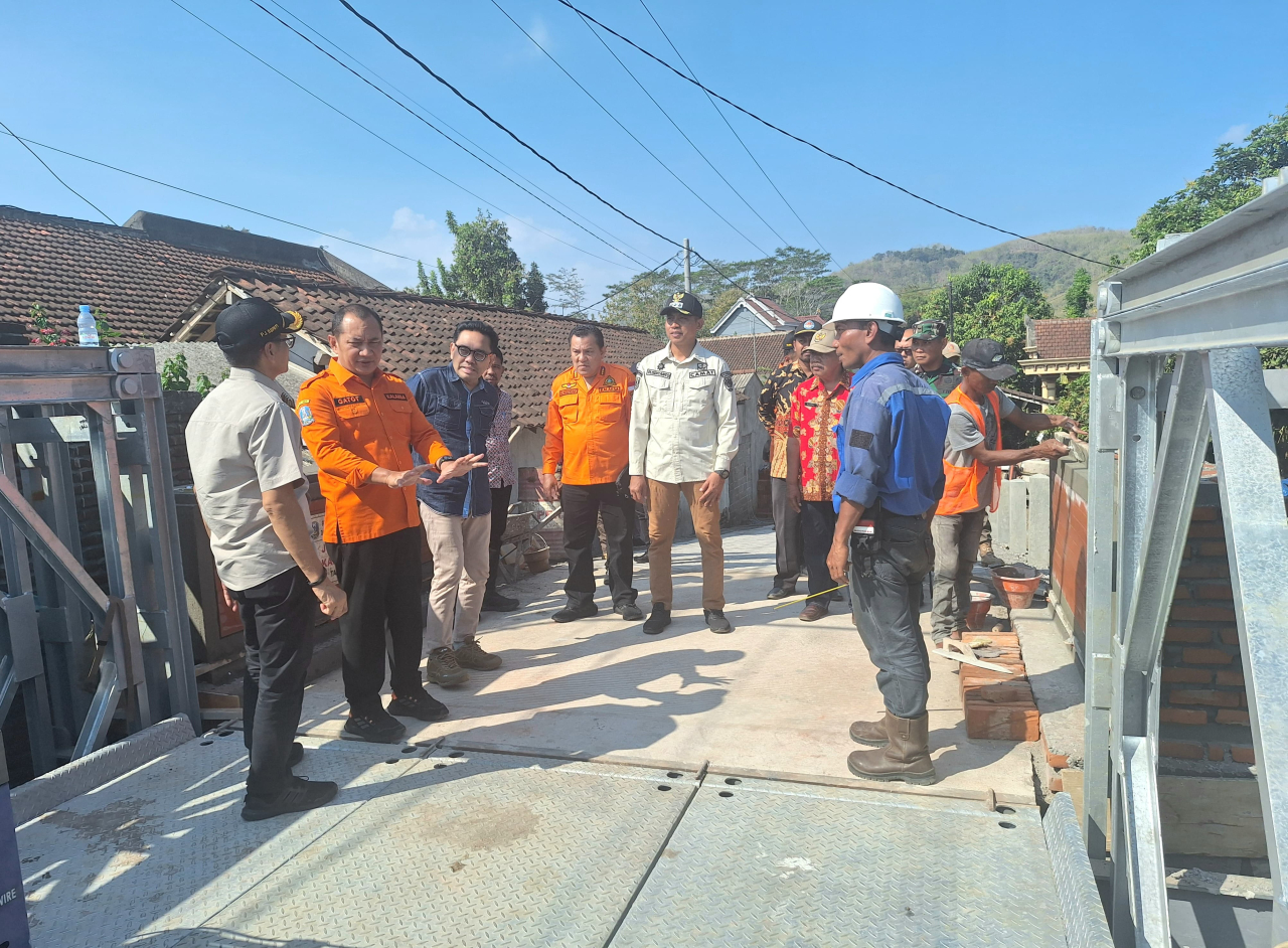 Kalaksa BPBD Jatim Gatot Soebroto bersama Pj Bupati Tulungagung Heru Suseno dan Kadis PU Bina Marga Jatim Edy Tambeng Widjaja, meninjau proyek jembatan di Tulungagung.  Foto/BPBD Jatim