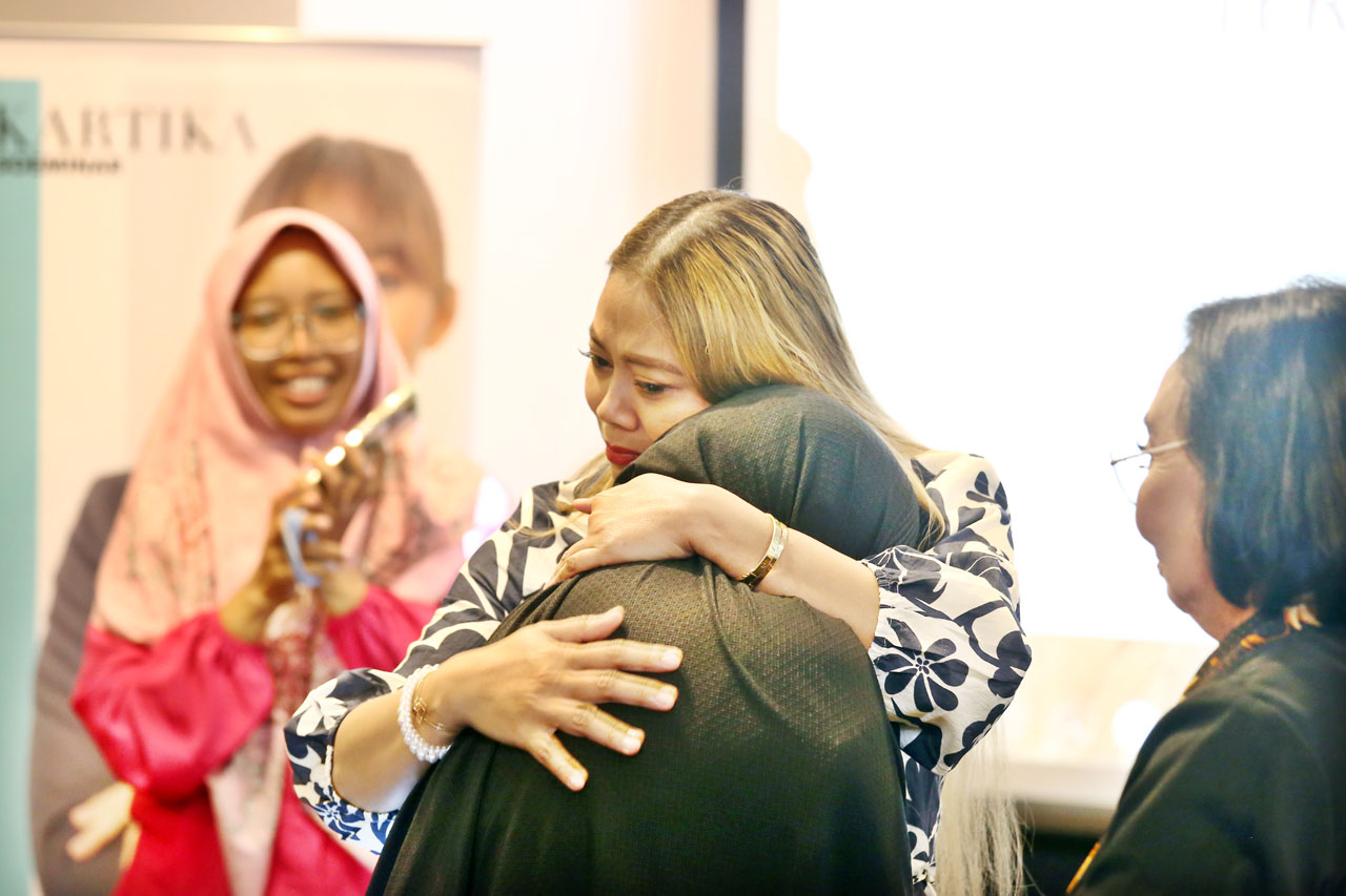 Kartika Soeminar memeluk peserta sharing session saat acara seminar Break The Silence di TS Suite Artotel Surabaya, Sabtu (24/8/2024). Foto/Alim Perdana