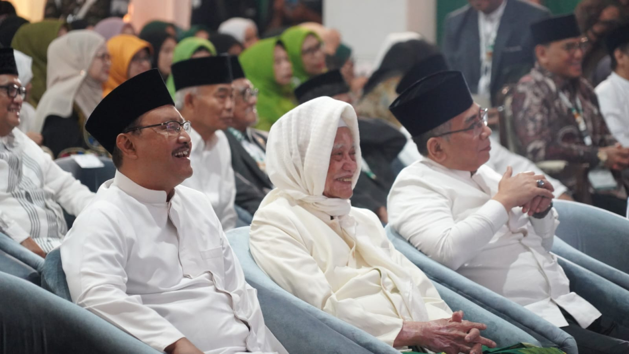 KH Anwar Manshur (tengah) ditetapkan sebagai Rais PWNU Jawa Timur masa khidmat 2024-2029. Foto/Media Center