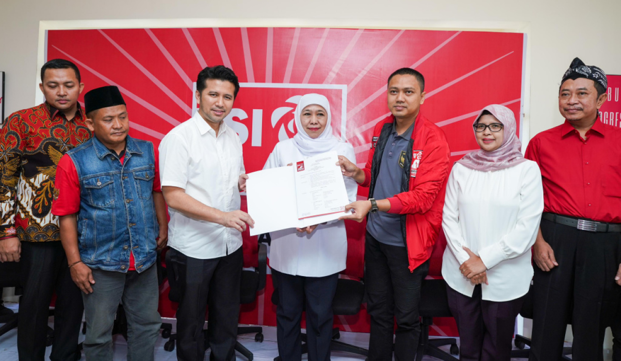 Khofifah dan Emil secara langsung menerima dokumen formulir persetujuan B1 KWK sebagai calon gubernur dan calon wakil gubernur Jawa Timur. Foto/Media Center