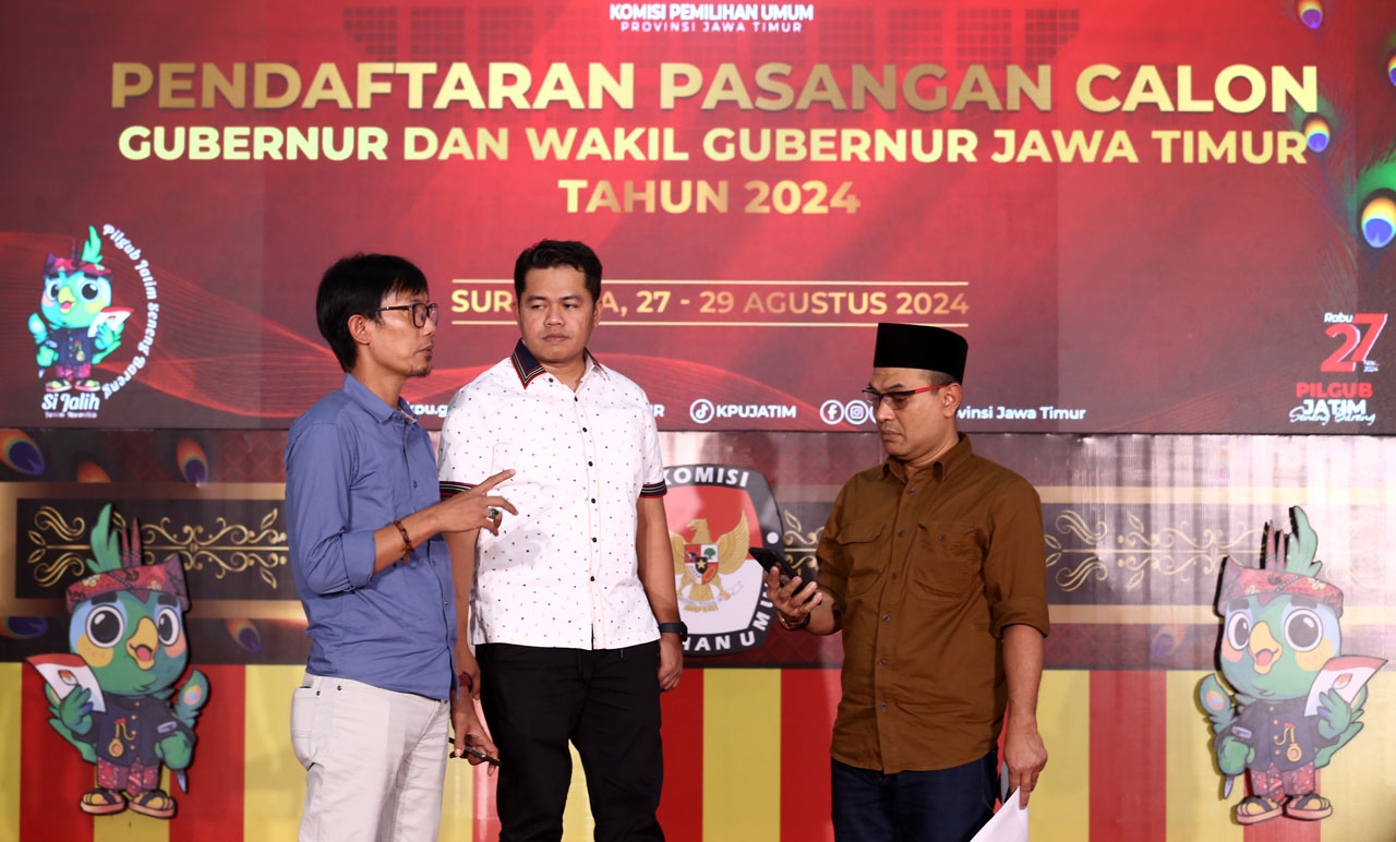 Anggota KPU Jatim Choirul Umam (kiri), Ketua KPU Jatim Aang Kunaifi (tengah), dan Nur Salam (kanan), memeriksa lokasi pendafaran pasangan calon untuk kontestasi Pilgub Jatim 2024 di kantor KPU Jawa Timur, Senin (26/8/2024). Foto/Alim Perdana