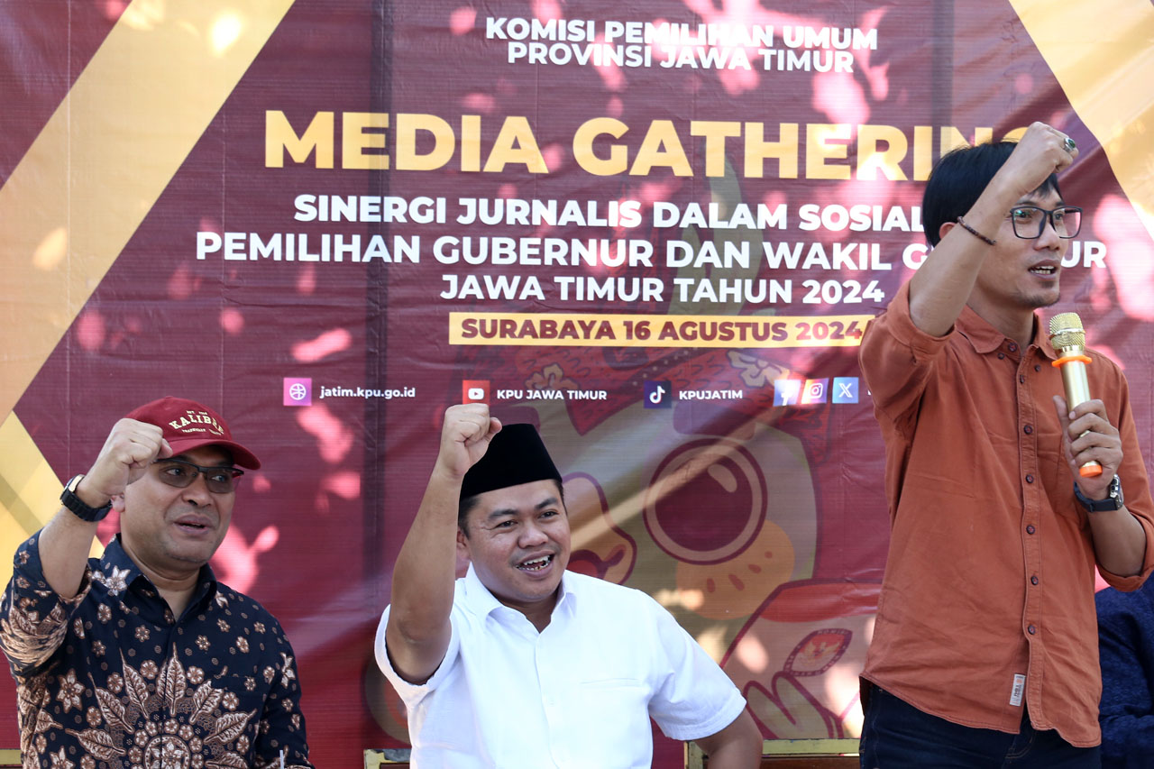 Komisioner KPU Jatim, dari kiri ke kanan, Choirul Umam, Ketua KPU Jatim Aang Kunaifi dan Nur Salam, dalam acara Media Gathering dengan tema 'Sinergi Jurnalis dalam Sosialisasi Pemilihan Gubernur dan Wakil Gubernur Jawa Timur Tahun 2024. Foto/Alim Perdana