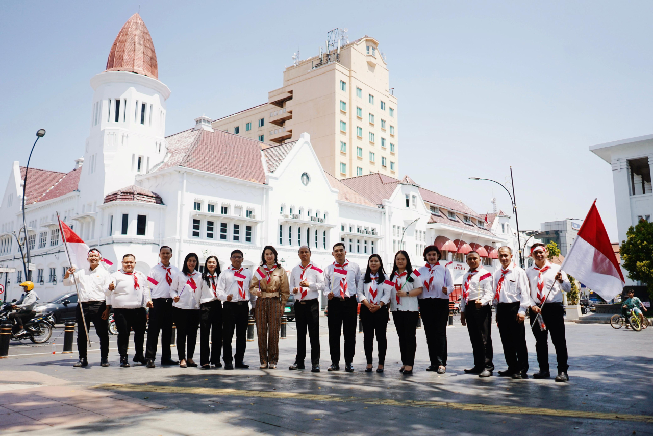 Karyawan hotel Mercure Surabaya Grand Mirama saat membagikan bendera di kota tua Surabaya.  Foto/Mercure Surabaya Grand Mirama