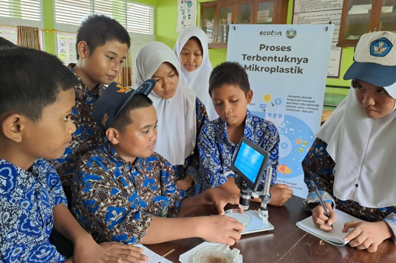 Kegiatan penelitian kualitas air sungai ini disambut antusias oleh para siswa di SMPN 10 Bulukumba. Foto/Ecoton
