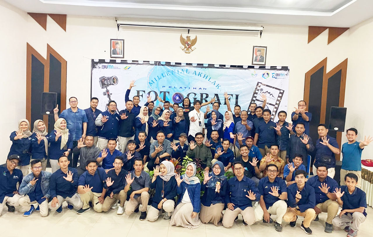 Peserta foto bersama usai mengikuti pelatihan fotografi dan editing di Kebun Teh Wonosari, Lawang. Foto/Dokumentasi PTPN I Regional 5