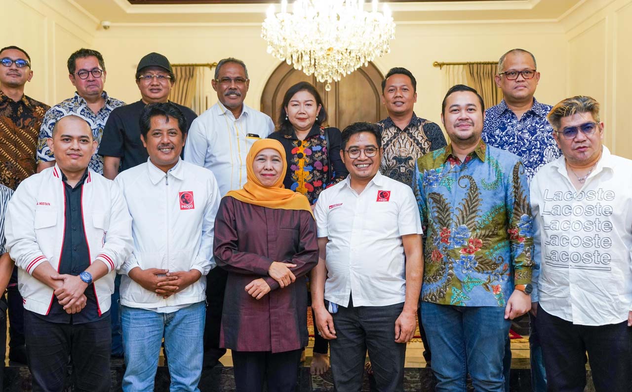 Sekjen DPP Projo Handoko beserta jajaran DPD Projo Jatim secara khusus bertandang ke kediaman Khofifah di kawasan Jemursari Surabaya. Foto/AyoJatim
