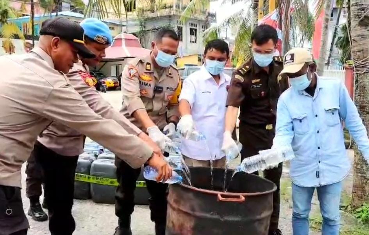 Polres Fakfak Gagalkan Peredaran Miras Jenis Sopi, 7 Orang dan 204 Jerigen Miras Diamankan