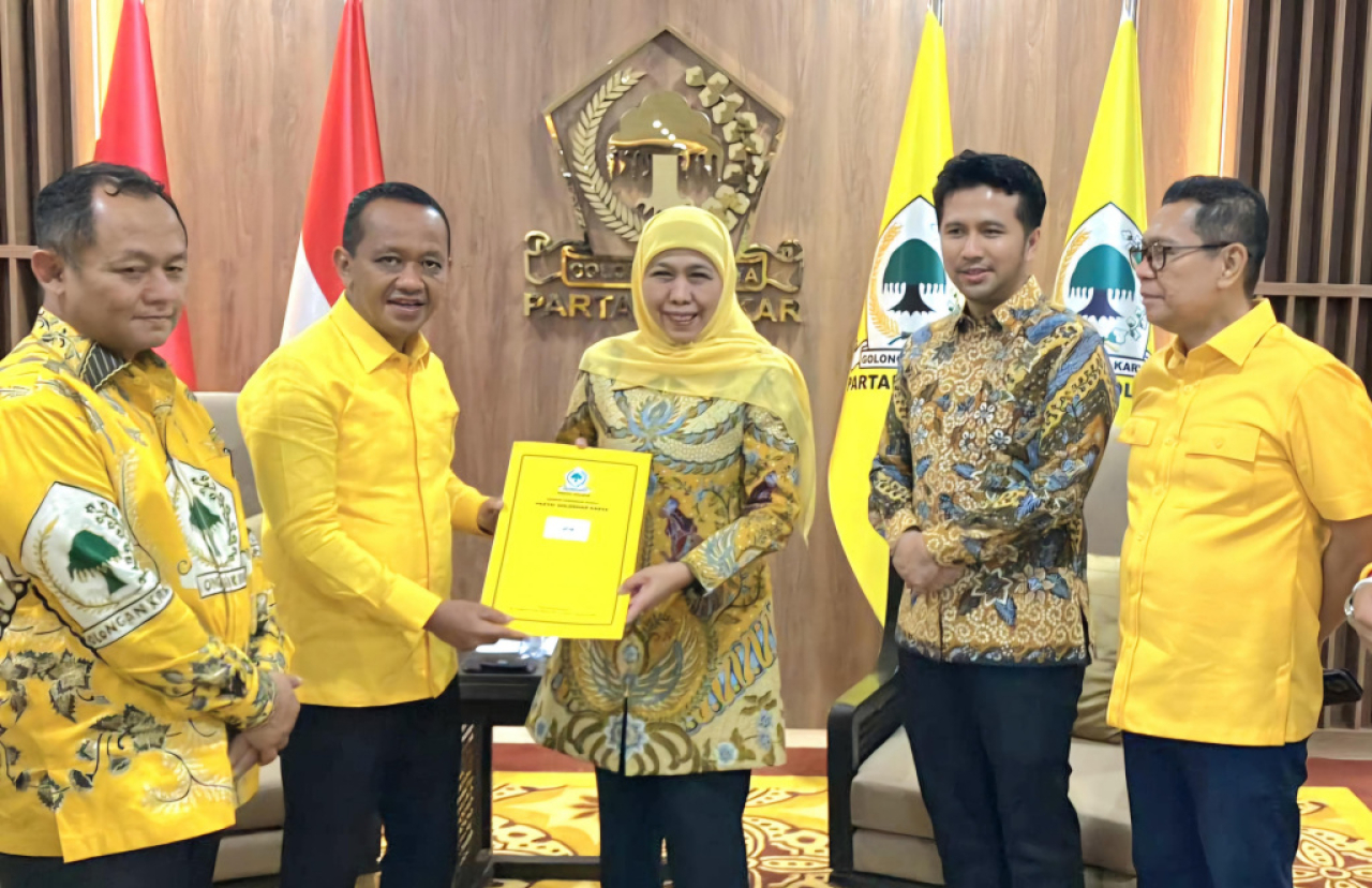 Ketua Umum Partai Golkar, Bahlil Lahadalia menyerahkan formulir B1 KWK kepada pasangan Khofifah - Emil. Foto/Media Center