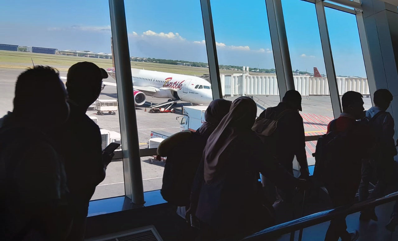 Penumpang pesawat terbang bersiap terbang dengan maskapai Batik Air di Bandara Internasional Juanda Surabaya. Foto/Alim Perdana