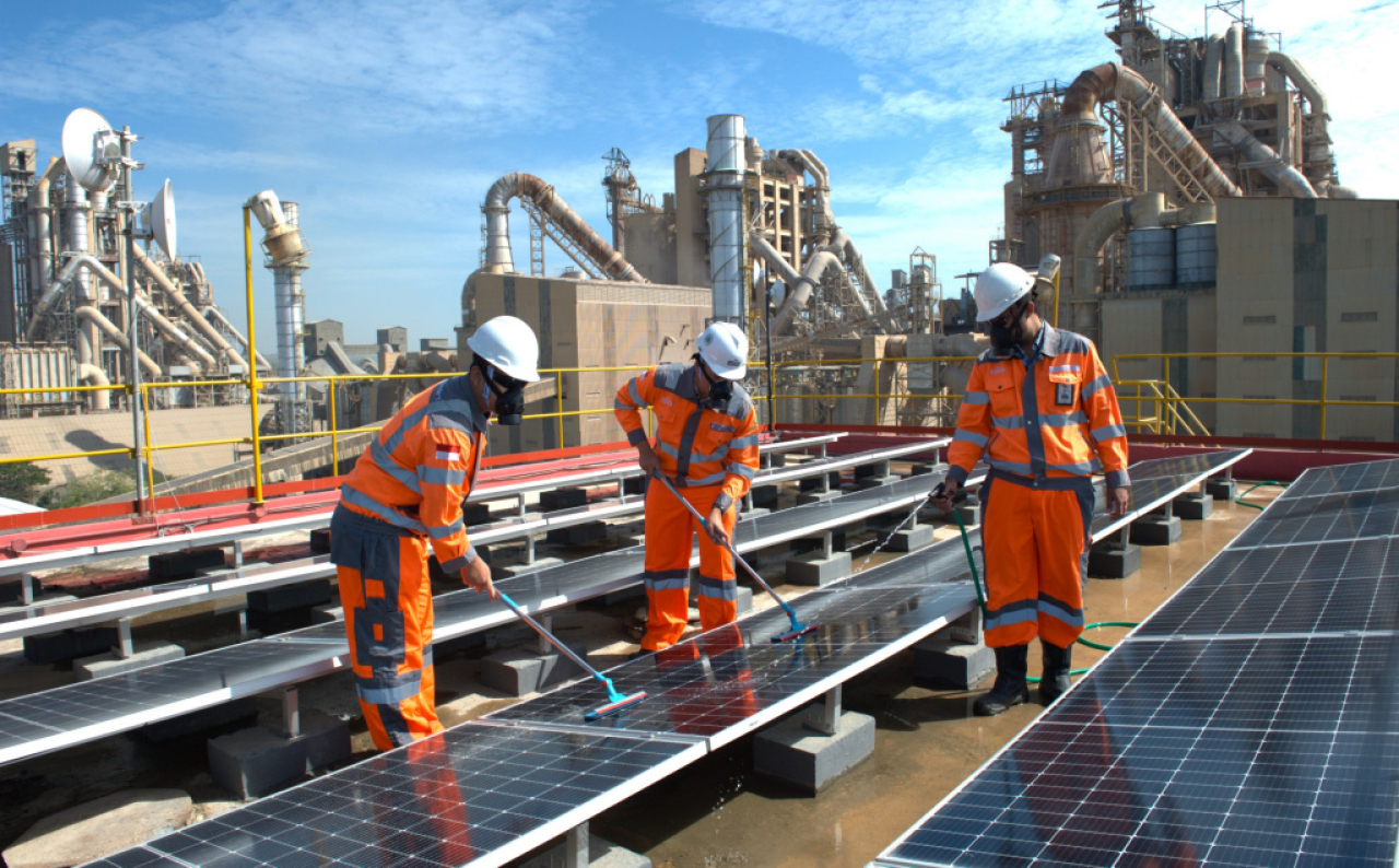 Fasilitas solar panel di SIG Pabrik Tuban, Jawa Timur, sebagai upaya peningkatan operational excellence dengan menerapkan prinsip pembangunan berkelanjutan untuk mencapai target dekarbonisasi. Foto/SIG