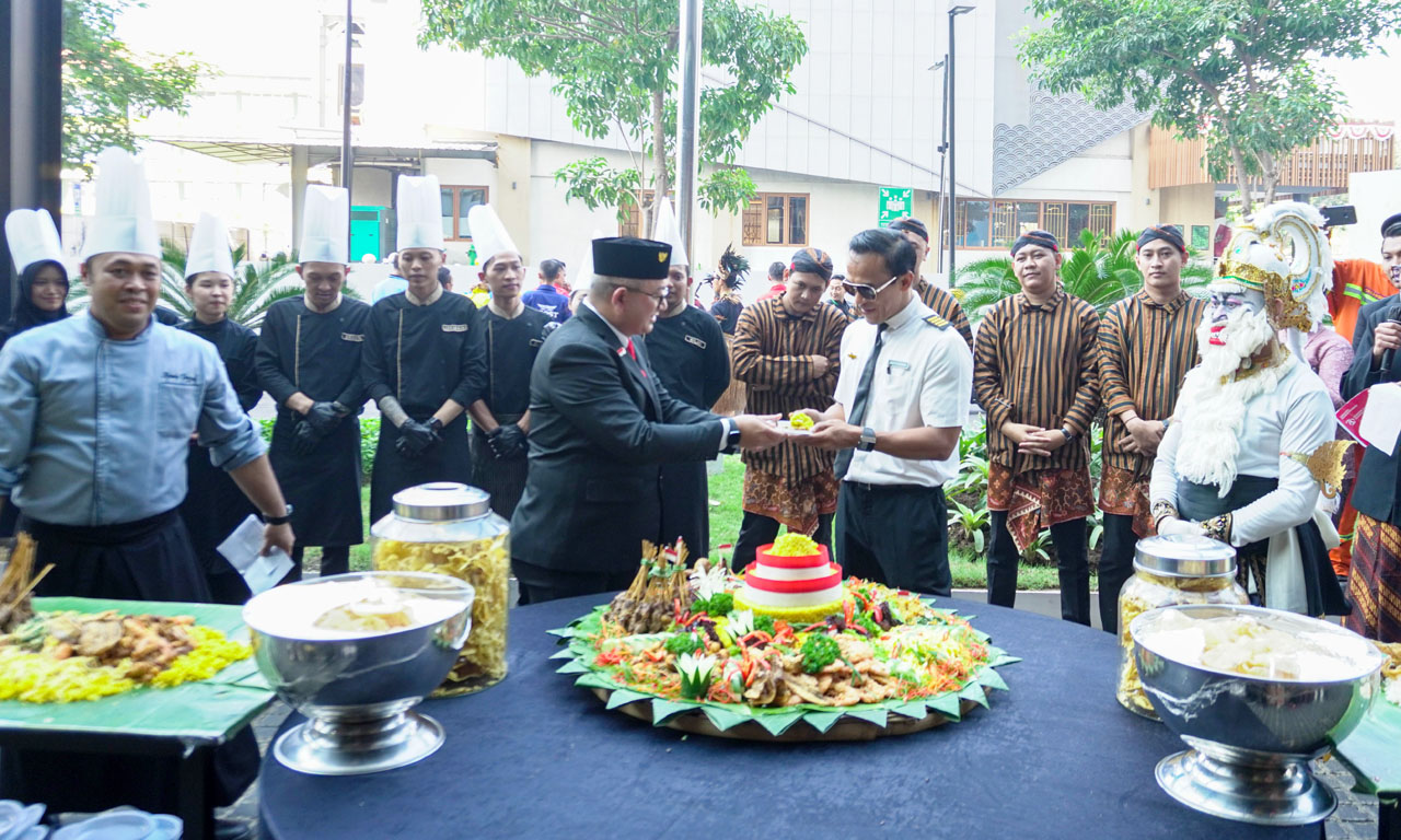 Tim Food & Beverage Whiz Luxe Hotel Spazio Surabaya membuat tumpeng Dirgahayu sepanjang 7 meter dengan 9 varian menu khas Indonesia. Foto/Dokumentasi Whiz Luxe Hotel Spazio